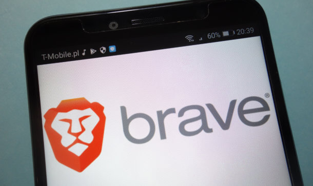 Krypto-Trading: Binance Widget nun auch für Brave Browser Ein Smartphone Display und im Hintergrund wird der Brave Browser angezeigt