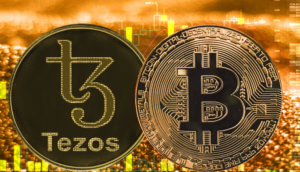 Im Vordergrund zwei Münzen eine Tezos und eine Bitcoin Münze im Hintergrund ein Chart