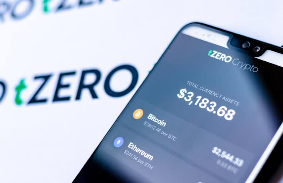 Dividende oder Airdrop? Overstock schüttet Security Token aus tZERO App auf einem Handy mit Bitcoin und Ethereum Kurs