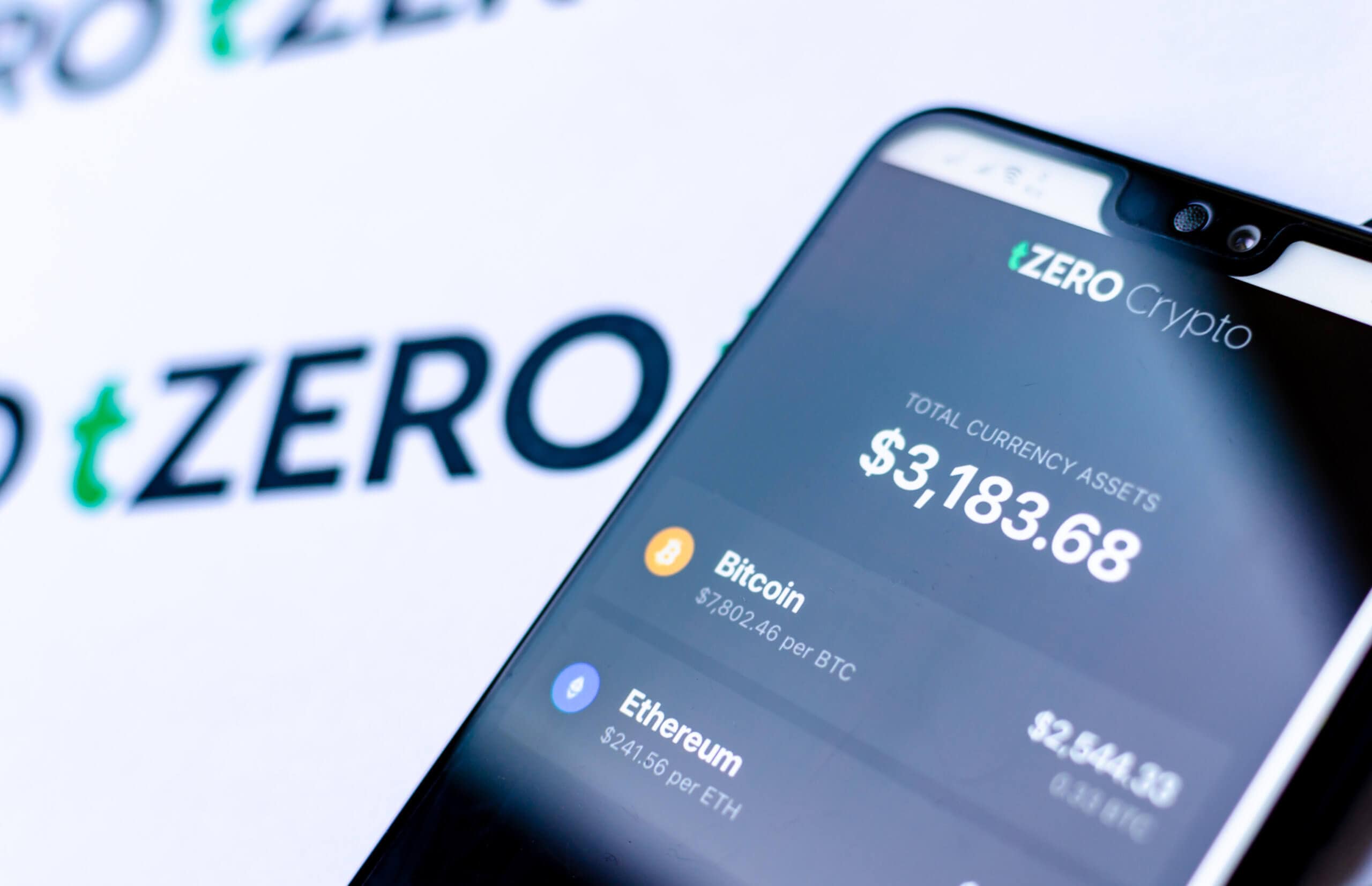 tZERO App auf einem Handy mit Bitcoin und Ethereum Kurs