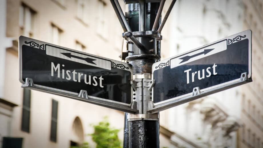 PwC-Umfrage: Finanzbranche glaubt mehr an Blockchain, als an Bitcoin Zwei Straßenschilder an einer schwarzen Laterne die in zwei Richtungen zeigt