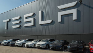 Tesla Produktionsstätte davor aufgereiht stehen fertiggestellte Tesla Fahrzeuge