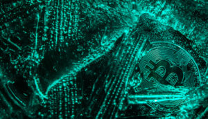 Bitcoin Münze liegt in Scherben auf grünem Hintergund