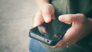 Frau, die Smarphone hält