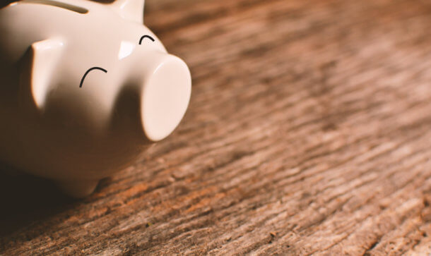 Krypto-Fonds soll Blockchain-Start-ups zugute kommen sparschwein auf einem holztisch