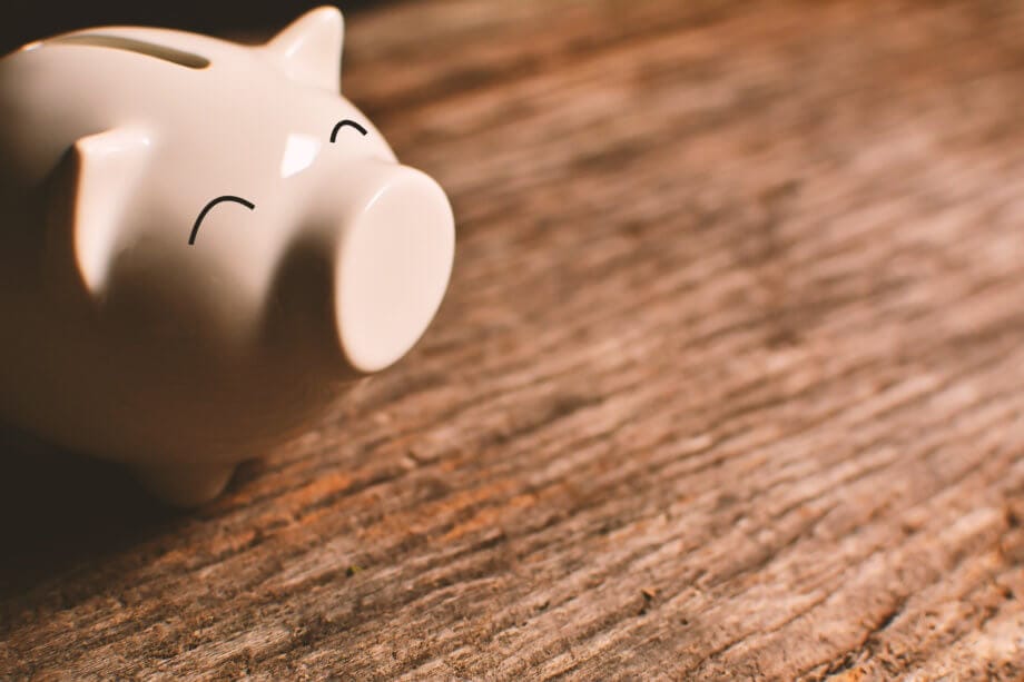 Krypto-Fonds soll Blockchain-Start-ups zugute kommen sparschwein auf einem holztisch