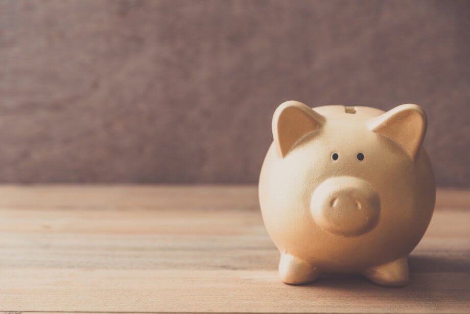 FalconX: 17 Millionen US-Dollar für die Krypto-Handelsplattform Beiges Sparschwein, das in die Kamera schaut auf hölzernem tisch