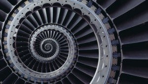 schwarze gewundene spiralförmige schwarz-weiße treppe, die die zentralisierung im Bitcoin Mining symbolisiert