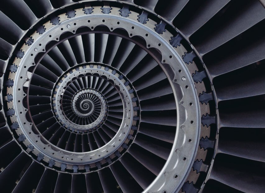 Bitcoin (BTC) Halving setzt Miner unter Druck – Droht eine Zentralisierung? schwarze gewundene spiralförmige schwarz-weiße treppe, die die zentralisierung im Bitcoin Mining symbolisiert