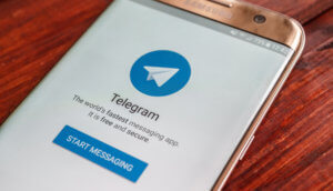 telegram auf smartphone das auf dem tisch liegt