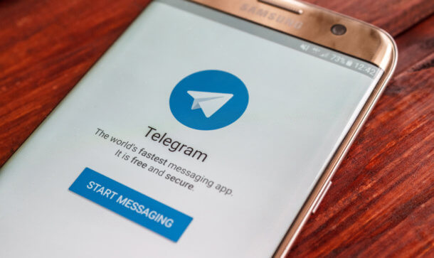 Telegram: Messengerdienst muss Blockchain-Launch verschieben telegram auf smartphone das auf dem tisch liegt