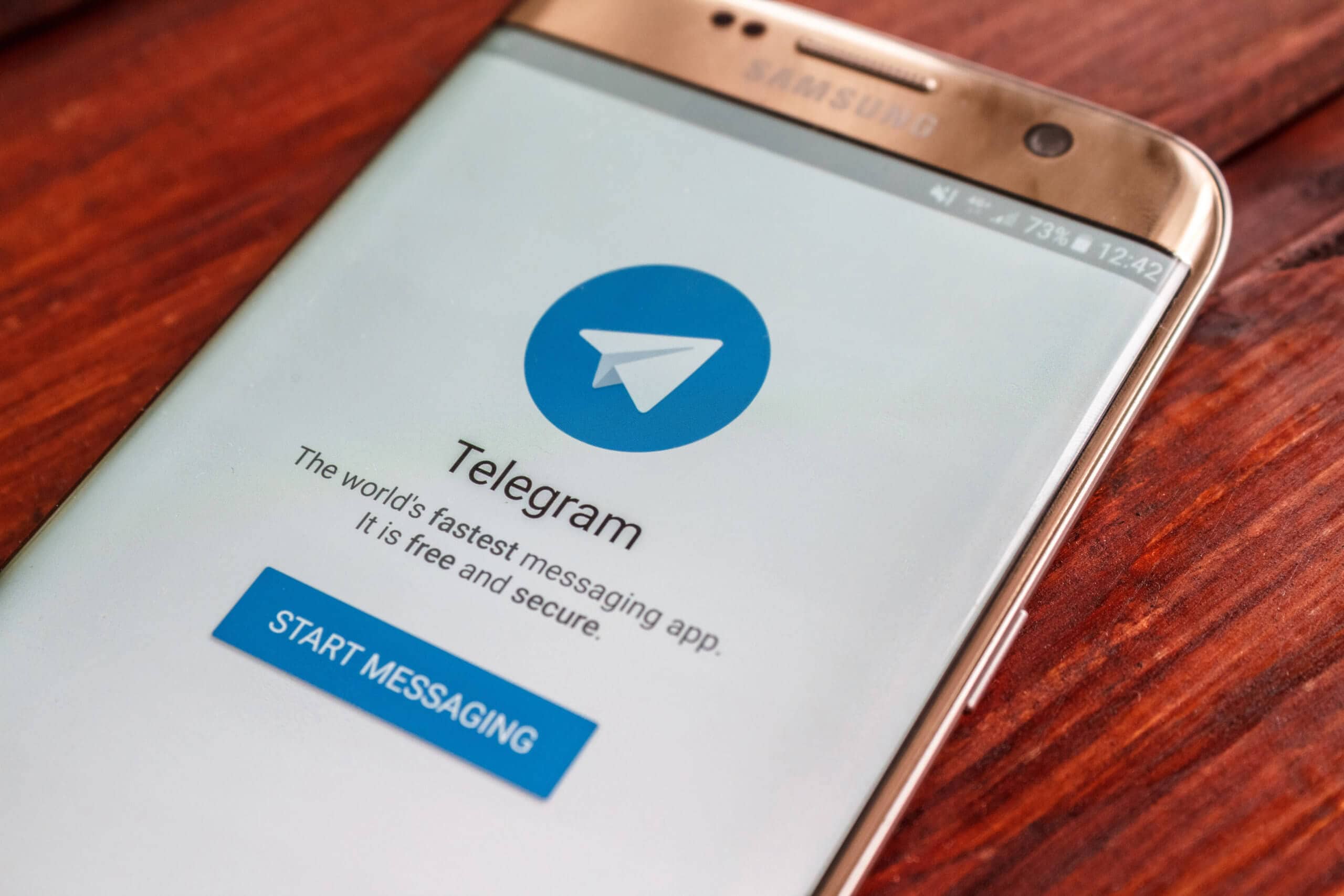 telegram auf smartphone das auf dem tisch liegt