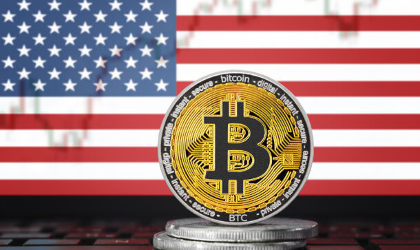 Bitcoin Futures für die USA: Krypto-Börse führt Terminkontrakte ein bitcoin münze vor amerikanischer flage