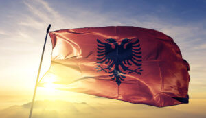 Die Flagge von Albanien weht vor der Sonne