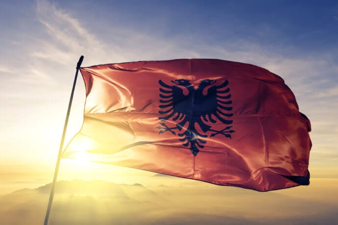 Die Flagge von Albanien weht vor der Sonne