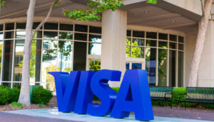 visa schriftzug vor gebäude