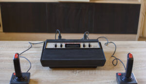 eine alte atari konsole mit zwei joysticks