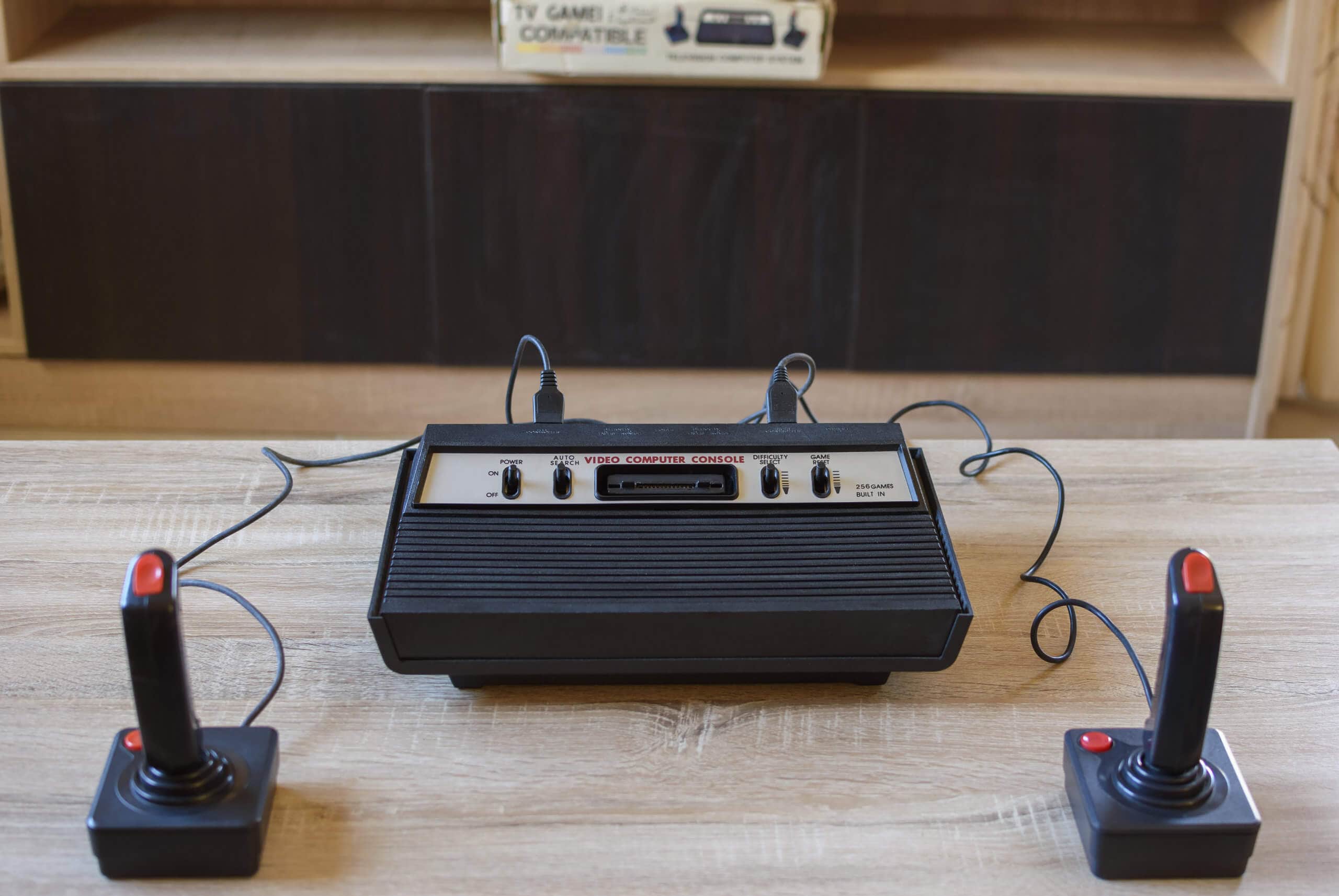 eine alte atari konsole mit zwei joysticks