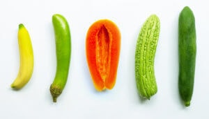 Banane, grüne Aubergine, Papya, grüne lange Melone und grüne Papaya auf weißem Hintergrund