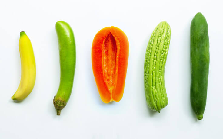 Banane, grüne Aubergine, Papya, grüne lange Melone und grüne Papaya auf weißem Hintergrund