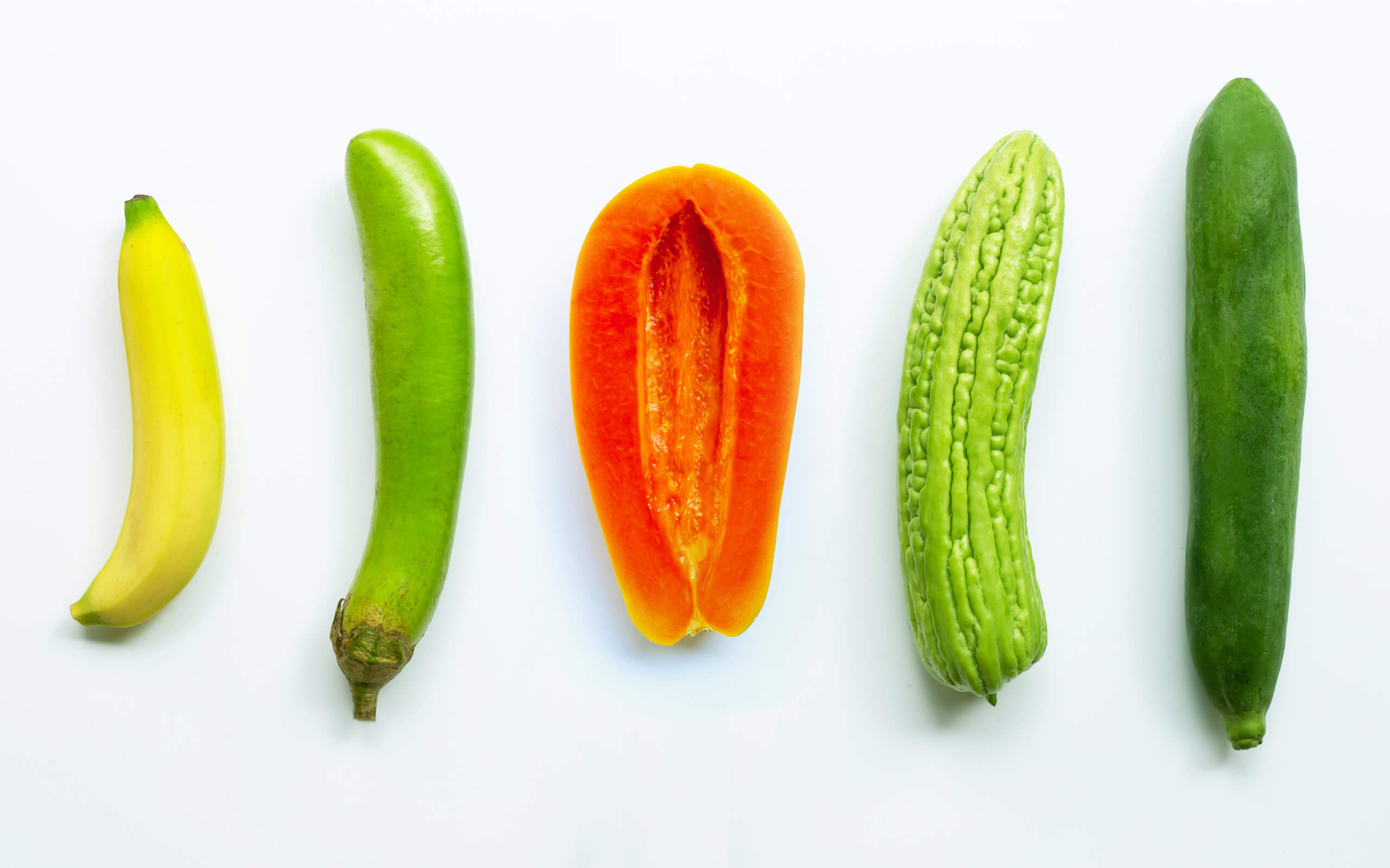 Banane, grüne Aubergine, Papya, grüne lange Melone und grüne Papaya auf weißem Hintergrund