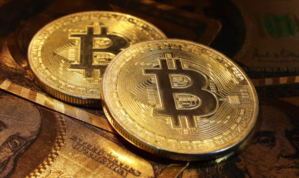 bitcoin-münze-liegt-auf-einer-bitcoin-münze