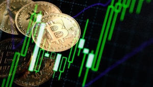 bitcoin-münze-vor-einer-chart-mit-günen-kerzen