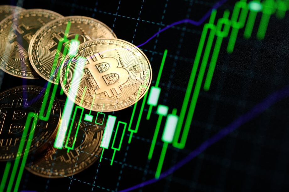 Bitcoin-Kurs (BTC) vor Ausbruch? Netzwerk erholt sich vom Halving bitcoin-münze-vor-einer-chart-mit-günen-kerzen