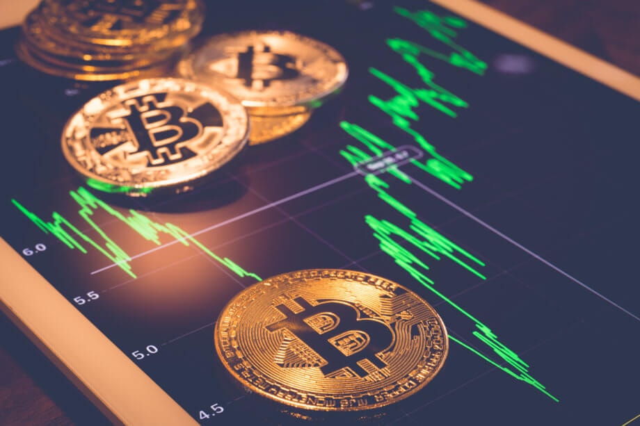 Bitcoin-Kurs (BTC): Bringt Visa den Anstieg? Krypto-Markt-Update bitcoin münzen und der bitcoin-kurs auf einem tablett