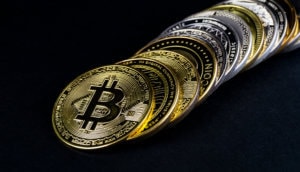 bitcoin-münze liegt vor weiteren altcoin-münzen