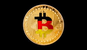 bitcoin-münze-vor-schwarzem-hintergrund