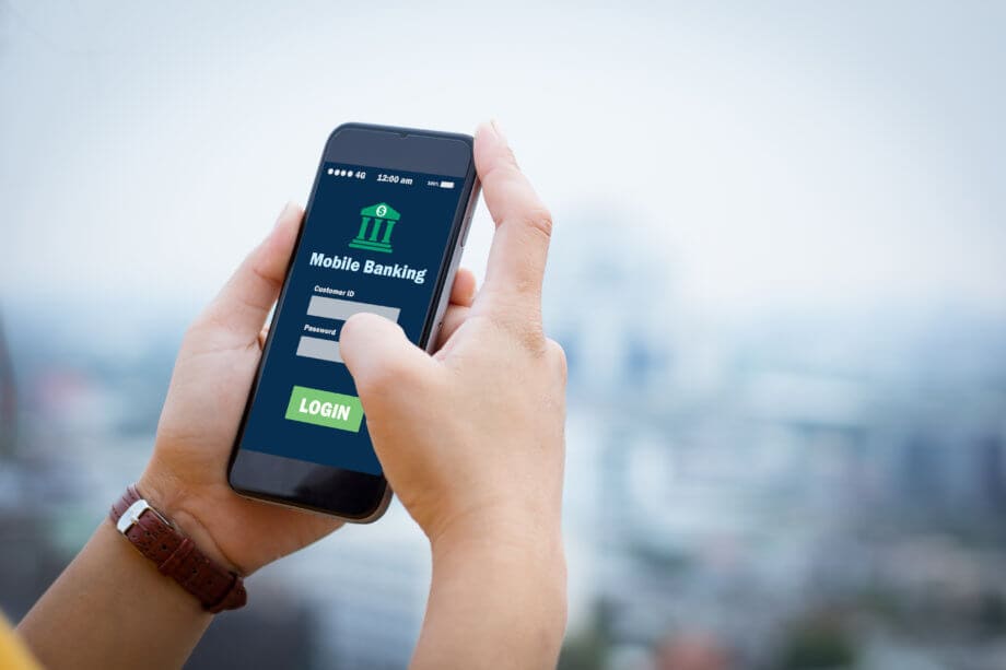 Bank Frick bietet Bitcoin-Handel (BTC) wie Online-Banking Ein Smartphone, auf dem Online Banking gemacht wird