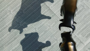 Hochwinkelansicht von Miniaturstier und -bär und Schatten