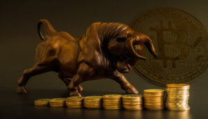 ein bulle, der auf bitcoin-münzen nach oben läuft als symbol für den steigenden bitcoi-kurs. bulle in braun, münzen in gold, im hintergrund das btc-symbol