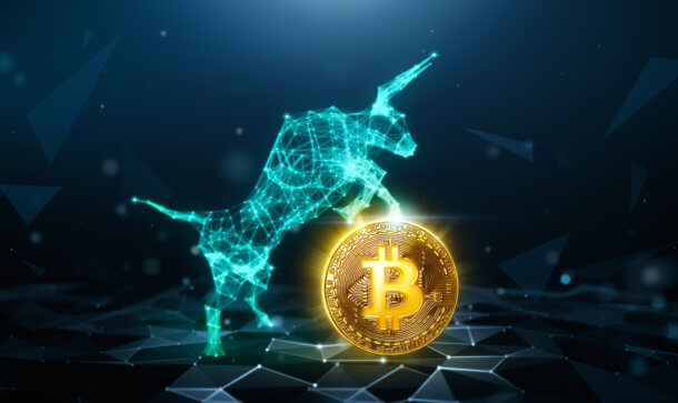 Bitcoin-Kurs (BTC) bei 1 Million US-Dollar? Krypto-Analyst ultrabullish Ein Bulle aus Polygonen, der auf einer Bitcoin Münze sitzt als Symbol für den bullishen Bitcoin-Kurs