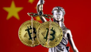 bild von justitia, die in ihrer Waage zwei Bitcoin Münzen hat. Im Hintergrund die Flagge von China