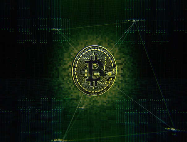 bitcoin münze gruen auf schwarzem hintergrund