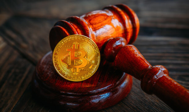 Bitcoin-Regulierung (BTC): Louisana wagt Vorstoß eine bitcoin münze die mit einem richter-hammer auf dem tisch liegt
