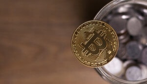 Bitcoin-Münze auf einem glas voller coins