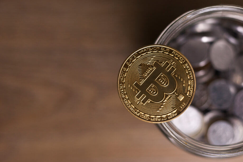 Bitcoin-Dominanz rückläufig, Altcoins holen auf – Krypto-Markt-Analyse Bitcoin-Münze auf einem glas voller coins
