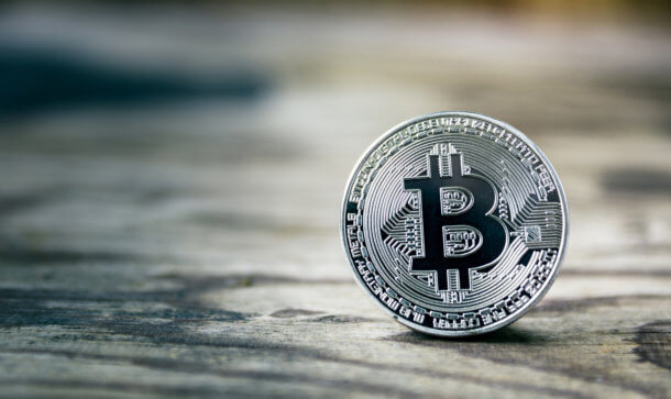 SEBA Bank lanciert „Dual-Currency-Zertifikat“ auf Bitcoin / US-Dollar silberne bitcoin muenze auf einem tisch