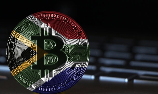 Bitcoin Münze in den Farben Südafrikas