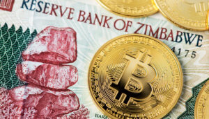 Bitcoin liegt auf Zimbabwe Banknote