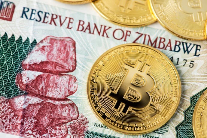 Bitcoin liegt auf Zimbabwe Banknote