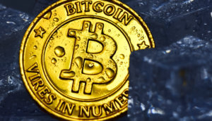 Bitcoin Münze zwischen Eisblocks