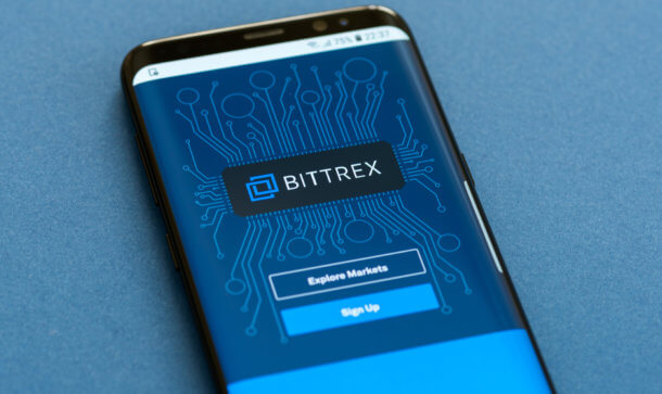Bitcoin-Börse Bittrex will eigene Kryptowährung herausgeben symbol der bitcoin-börse bittex auf einem smartphone mit login möglichkeit auf blauem hintergrund