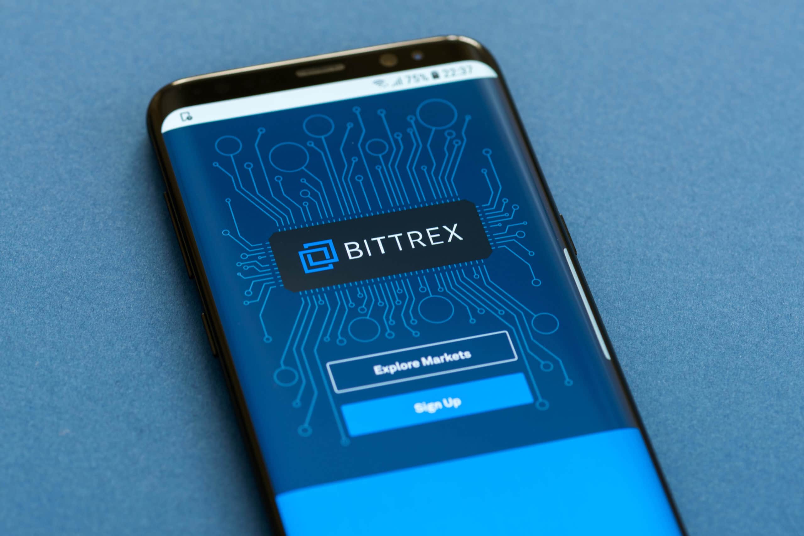 symbol der bitcoin-börse bittex auf einem smartphone mit login möglichkeit auf blauem hintergrund