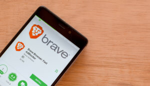 Brave-Logo auf Smartphone Display