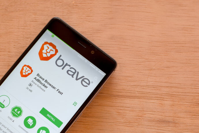 Brave-Logo auf Smartphone Display