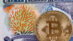 Nahaufnahme einer Banknote der Cayman Islands mit Gold-Bitcoin